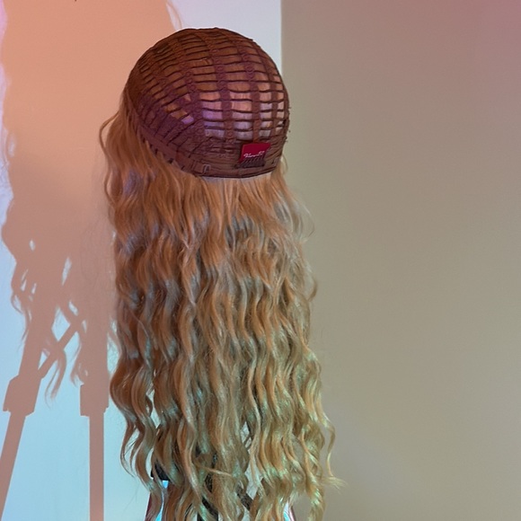 Color 615 synthetic wig curly - Picture 6 of 9